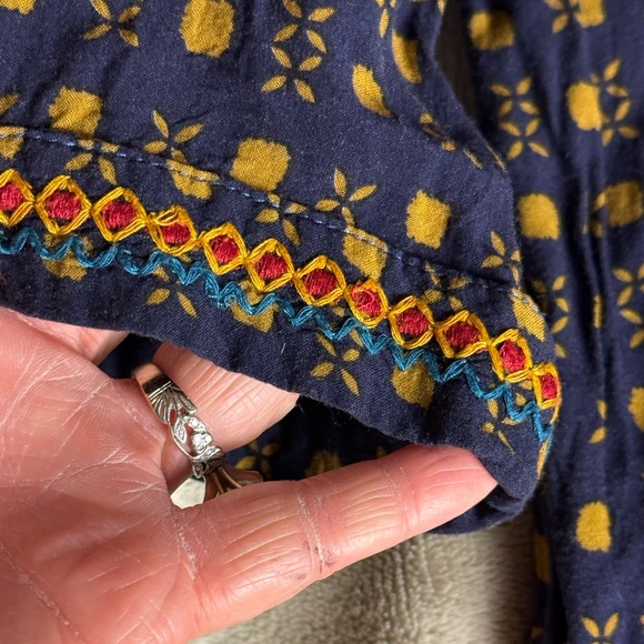 Holding Horses Anthropologie Navy Embroidered Boho Western Top Size 12 - Picture 11 of 14